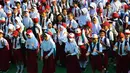 Murid-murid sekolah dasar berbaris di halaman sekolah SDN 03, Pesanggrahan, Jakarta Selatan, Senin (16/7). Hari ini merupakan hari pertama masuk sekolah bagi para siswa dari jenjang TK hingga SMA untuk tahun ajaran 2018-2019. (Merdeka.com/Arie Basuki)