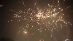 Kembang api memancar dengan indah di langit Jakarta saat perayaan tahun baru 2015 di kawasan Monas, Kamis (1/1/2015). (Liputan6.com/Faizal Fanani)