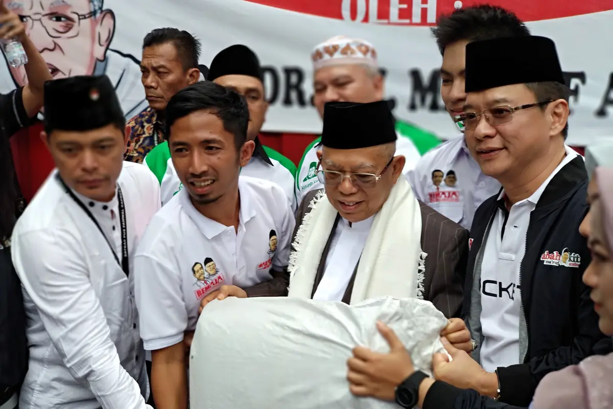 Ma'ruf Amin melepas bantuan untuk disalurkan ke warga Banten, yang terdampak bencana tsunami Selat Sunda. (Liputan6.com/Putu Merta Surya Putra)