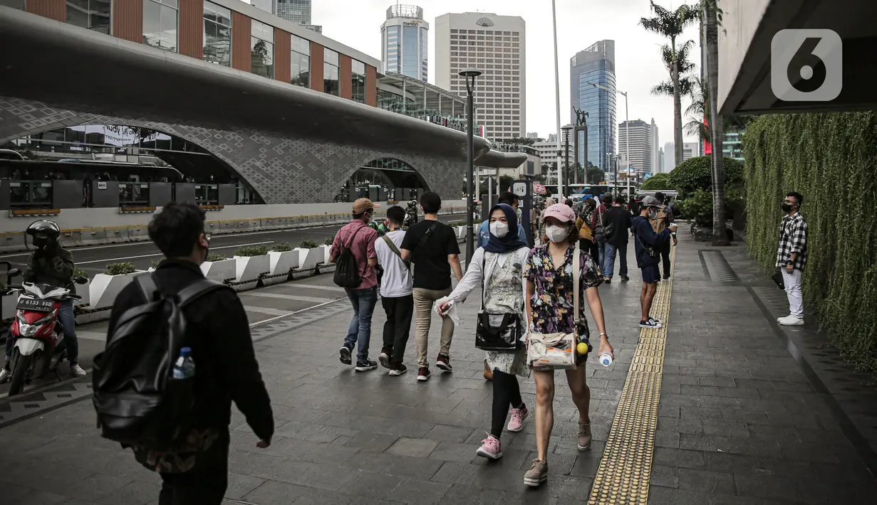 Warga beraktivitas di kawasan Jalan MH Thamrin, Jakarta, Rabu (28/12/2022). Walau sempat disebutkan ada potensi badai dahsyat yang melanda kawasan Jakarta–Bogor–Depok–Tangerang–Bekasi (Jabodetabek) pada hari ini, warga Jakarta terpantau masih banyak beraktivitas di luar ruangan. (Liputan6.com/Faizal Fanani)