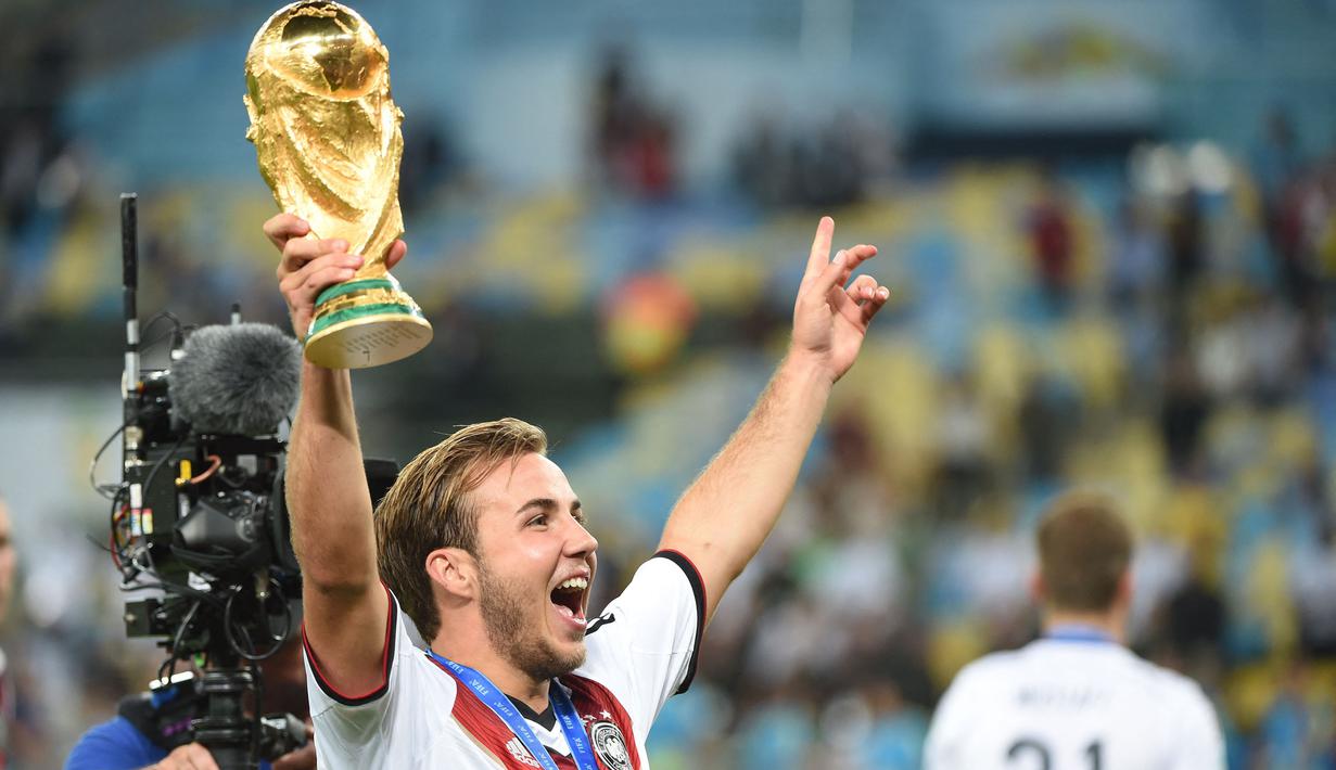 Mario Goetze menjadi salah satu bintang Timnas Jerman U-17 saat tampil pada Piala Dunia U-17 2009 di Nigeria. Meski tersingkir di babak 16 besar setelah takluk 3-4 dari Swiss, Mario Goetze sukses mengoleksi 3 gol sepanjang turnamen. Pada Piala Dunia 2014 di Brasil, Jerman tampil sebagai kampiun setelah mengalahkan Argentina 1-0 lewat gol tunggal Mario Goetze di babak perpanjangan waktu. (AFP/Patrik Stollarz)