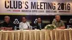 CEO PT Gelora Trisula Semesta, Joko Driyono (kedua kanan), memimpin pertemuan dengan klub-klub Indonesia Super League dan Divisi Utama membicarakan rencana Indonesia Soccer Championship di Jakarta, Jumat (26/2/2016). (Bola.com/Vitalis Yogi Trisna)