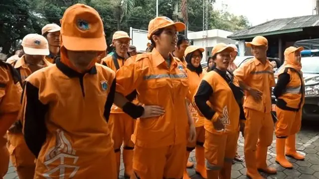 6 Momen Ashanty Jadi Petugas Kebersihan, Rela Kepanasan Sambil Sapu Jalan