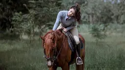 Dalam berbagai kesempatan, Regina kerap membagikan potretnya yang sedang menjalani hobi naik kuda. Keseruannya ini pun kerap menuai perhatian netizen yang memuji penampilannya karena semakin menawan saat berada di atas kuda. (Liputan6.com/IG/@reginaaphx)