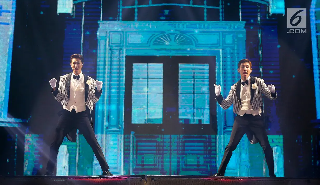 TVXQ tampil menghibur penonton saat konser perdana bertajuk Circle di ICE BSD, Tangerang, Sabtu (31/8/2019). Mengenakan busana hitam putih, kehadiran U-Know Yunho dan Shim Changmin disambut teriakan histeris penggemarnya yang akrab disapa Cassiopeia. (Liputan6.com/Fery Pradolo)