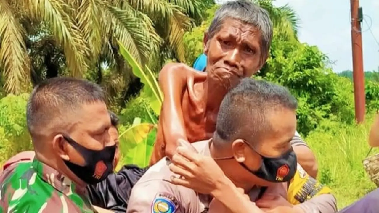 Personel Polres Indragiri Hulu bersama prajurit TNI mengevakuasi korban banjir.