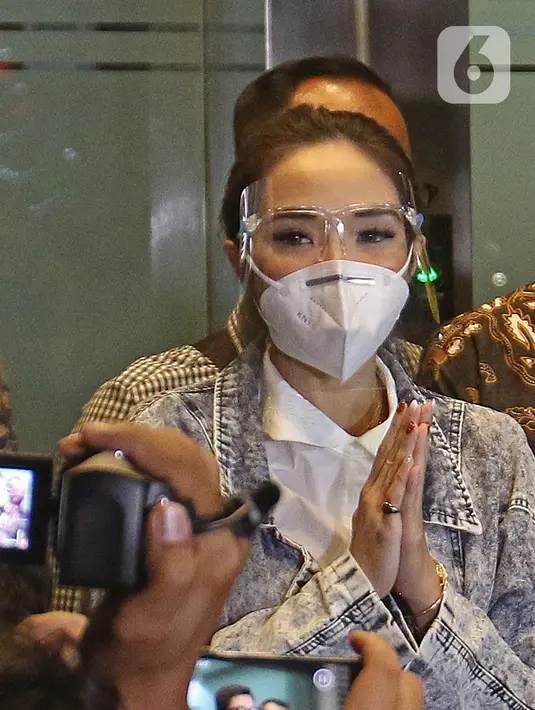 Gisella Anastasia atau Gisel seusai menjalani pemeriksaan sebagai tersangka di Ditreskrimsus Polda Metro Jaya, Jakarta, Jumat (8/1/2021). Dalam kesempatan itu, Gisel juga meminta doa dan dukungan dari semua pihak terkait proses hukum yang tengah dihadapinya saat ini. (Liputan6.com/Herman Zakharia)