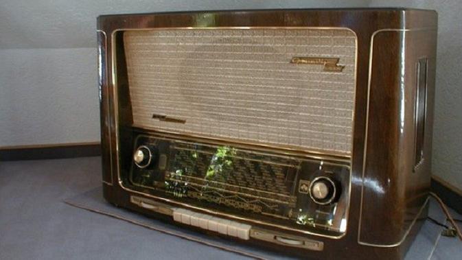 Ilustrasi: radio tempo dulu (kredit: freepik)