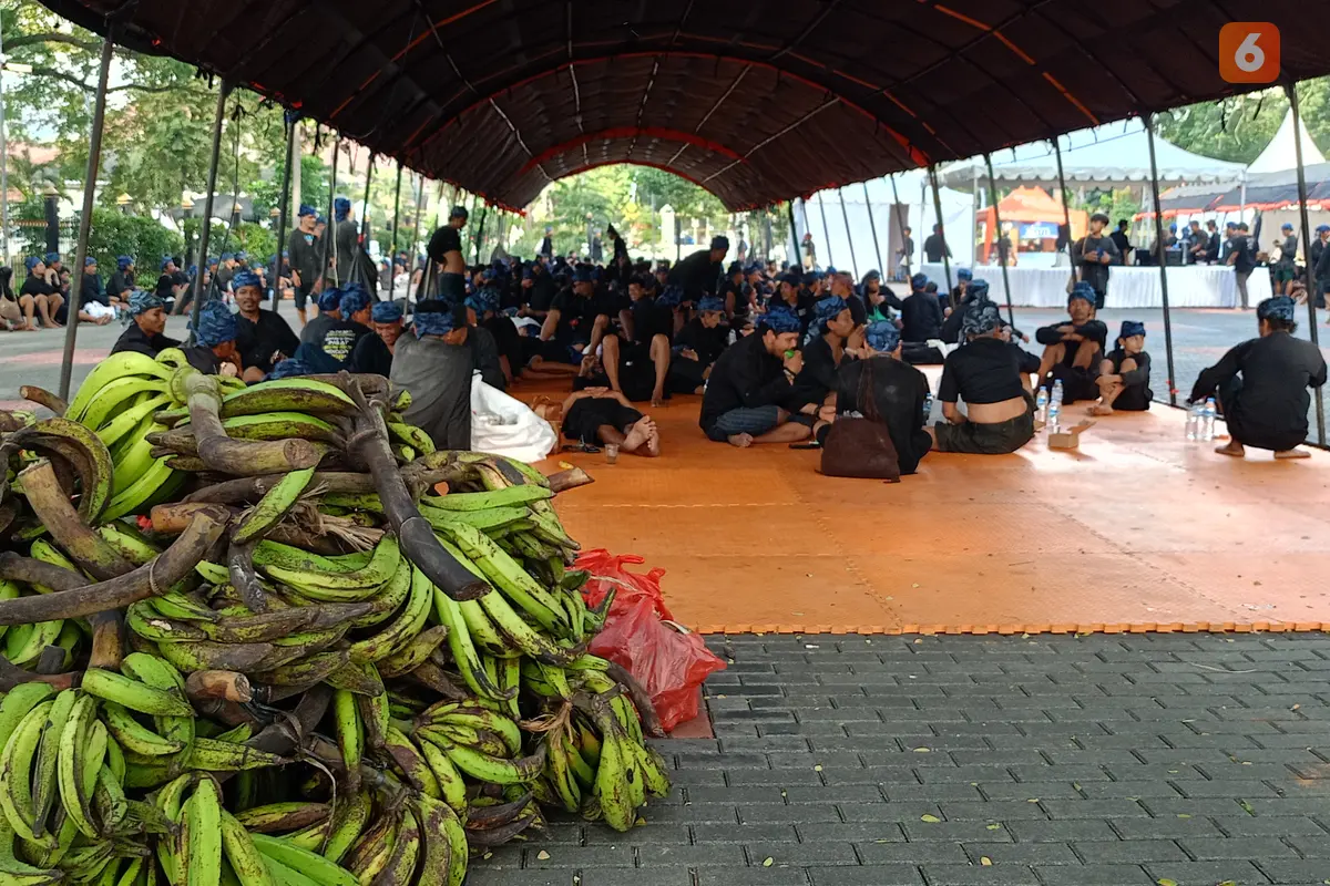 Masyarakat Baduy dan Hasil Alamnya di Halaman Pendopo Lama Gubernur Banten. (Sabtu, 03)05/2025). (Yandhi Deslatama/Liputan6.com).