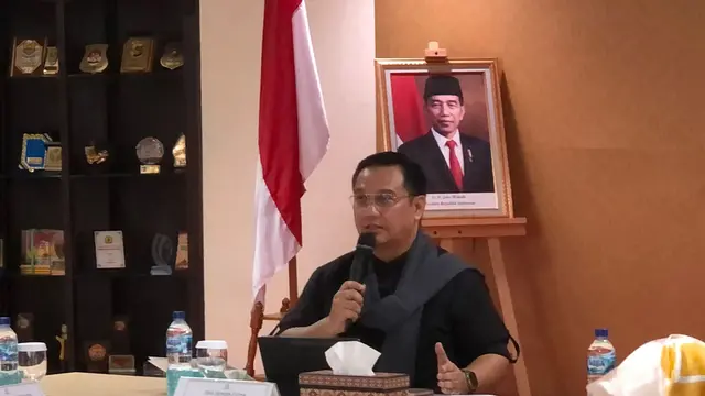 Anggota Ombudsman RI Yeka Hendra Fatika dalam media briefing di kantor Ombudsman, Jakarta, Selasa (17/10/2023). (Tira/Liputan6.com)