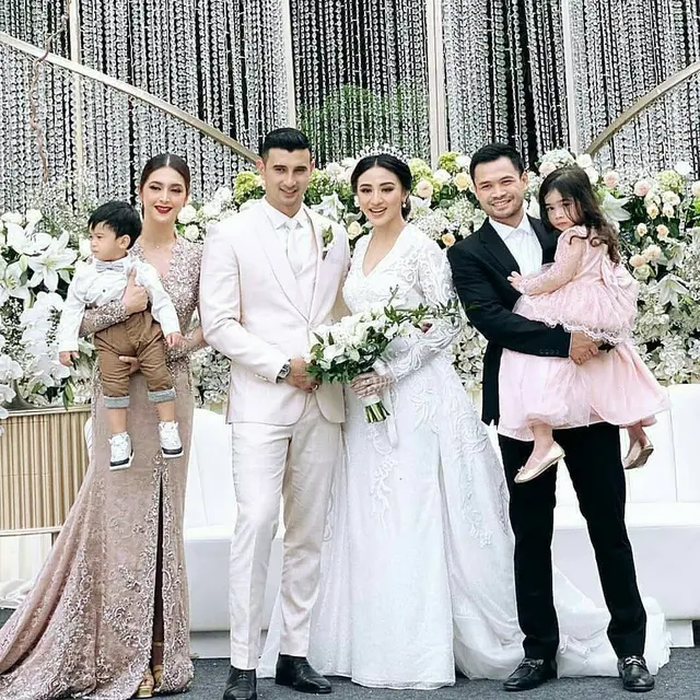 6 Potret Resepsi Pernikahan Ali Syakieb dan Margien Wieheerm, Tampil Bak Raja dan Ratu