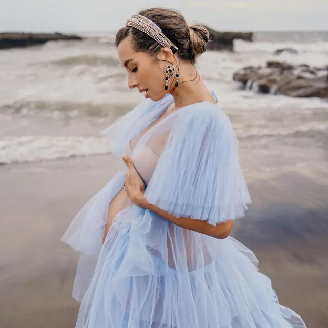 6 Potret Terbaru Maternity Shoot Jennifer Bachdim di Pinggir Pantai