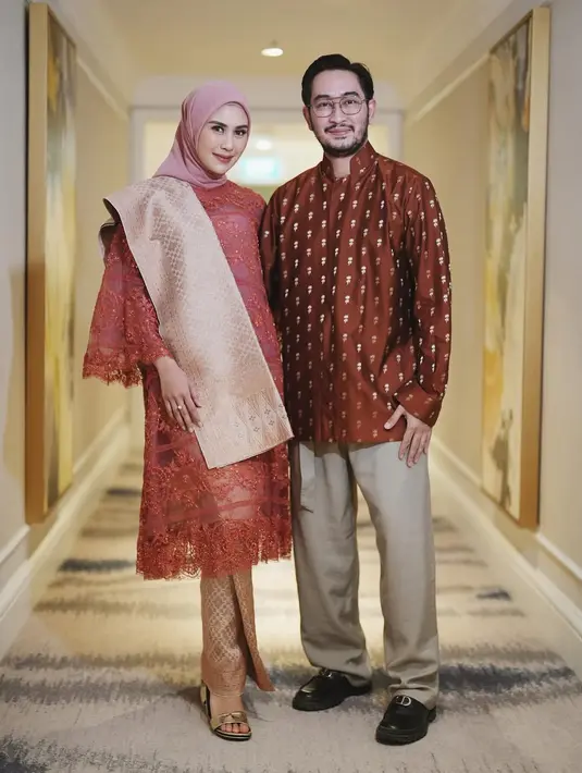 <p>Dengan tema &ldquo;Koral Merona&rdquo;, keduanya mengenakan koleksi terbaru Puspa Senandika dari @svarna_byikatindonesia milik Didiet Maulana, yang memadukan keanggunan budaya tradisional dengan sentuhan gaya kontemporer. [@wanda_haraa/@didietmaulana].</p>