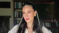 Penampilannya kian sempurna dengan summer makeup look hasil tangan magis MUA kondang Ryan Ogilvy. Sang MUA tampak mengaplikasikan bronzer nuansa coklat untuk memberi warna hangat pada wajah Luna. Sementara area pipi dan bibirnya dipoles warna pink yang segar. [Instagram/hairbyranggayusuf]