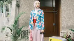 Selebgram kelahiran 2002 ini sangat pintar dalam bergaya penampilan. Hijab yang dikenakan terlihat pas dengan pakaian kebaya warna biru. Dengan perpaduan yang pas, Ansellma Putri semakin terlihat memesona dan bikin netizen terpesona. (Liputan6.com/IG/@ansellmaputri)