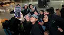 <p>Para pemain Timnas voli putri Indonesia U-18 berswafoto dalam acara penyambutan oleh pengurus PBVSI di Terminal 3 Bandara Soekarno Hatta, Tangerang, Jumat (14/6/2024) usai menempati peringkat kedua pada turnamen bola voli putri Princess Cup 2024. (Bola.com/Bagaskara Lazuardi)</p>
<p>&nbsp;</p>