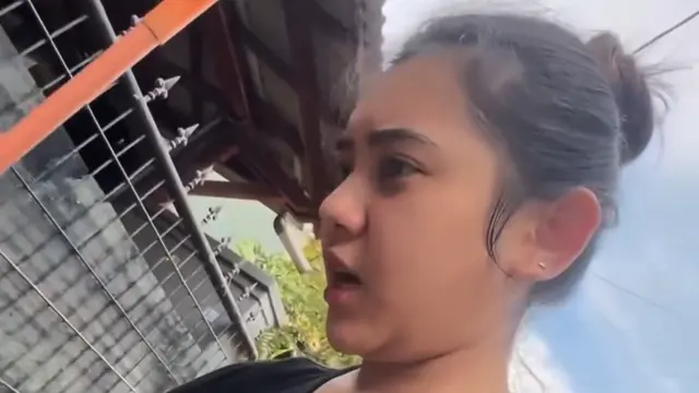 Ziva Magnolya saat Bersih-Bersih Pasca Banjir. [@zivamagnolya]