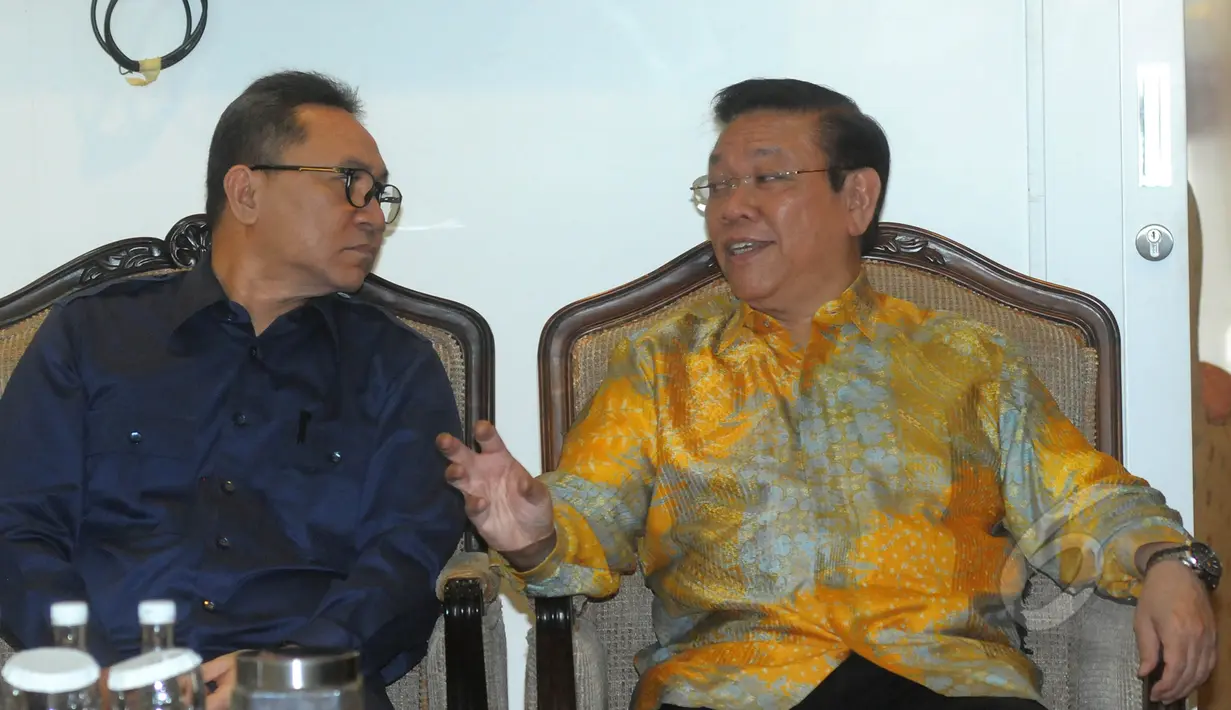 Ketua MPR yang juga Ketum PAN, Zulkifli Hasan (kiri) berbincang dengan Ketum Golkar versi Munas Ancol, Agung Laksono yang berkunjung ke rumah dinas ‎Ketua MPR, kompleks Widya Chandra, Jakarta, Kamis (12/3/2015). (Liputan6.com/Herman Zakharia)
