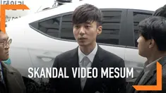 Penyanyi Roy Kim hadir memenuhi panggilan polisi Seoul untuk menjalani pemeriksaan tentang keterlibatannya menyebarkan video seks ilegal di grup chat yang sama dengan Seungri dan Jung Joon Young.
