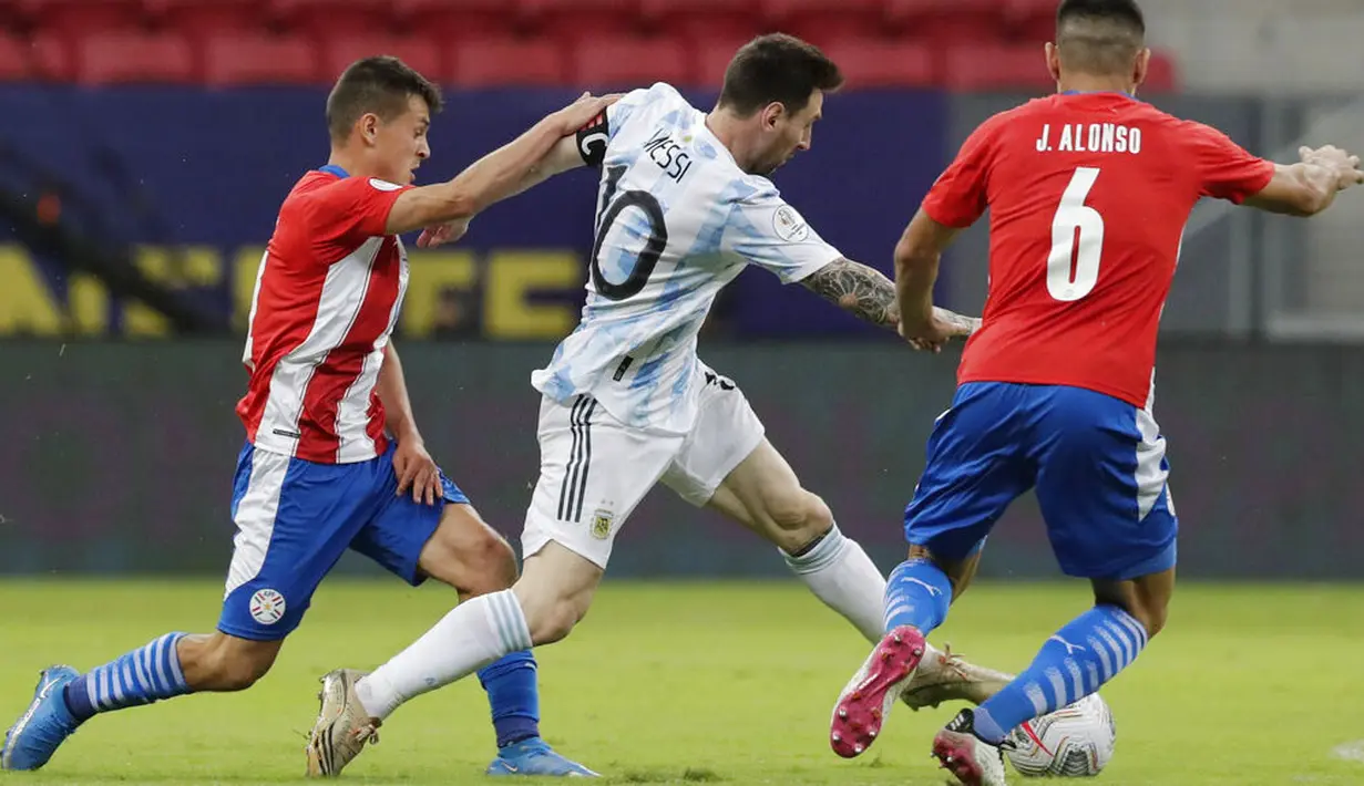 Sementara Lionel Messi dan kawan-kawan hanya mampu menciptakan delapan peluang, lima di antaranya mengarah ke gawang Paraguay. (AP/Eraldo Peres)