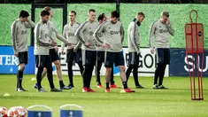 Para pemain Ajax Amsterdam berlatih jelang menjamu Real Madrid pada leg pertama babak 16 besar Liga Champions di De Toekomst di Ouder-Amstel, Amsterdam, Selasa (12/2). (Robin van Lonkhuijsen/ANP/AFP)
