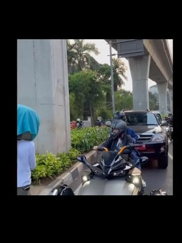 6 Momen Mesra Ustaz Solmed Motoran Bareng April Jasmine, Dukung Hobi Suami