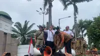 Ribuan kepala desa dari seluruh Indonesia yang tergabung dalam PAPDESI (Perkumpulan Aparatur Pemerintah Desa Seluruh Indonesia) menggelar demonstrasi di depan gedung DPR RI, Selasa (17/1/2023). (Dok. Merdeka.com/Rahmat Baihaqi)