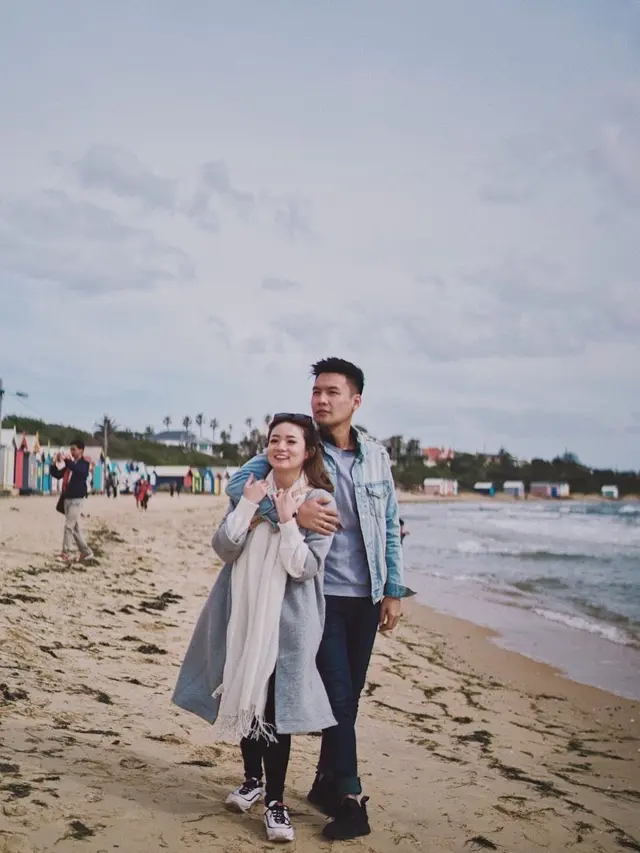 4 Tahun Menikah, Ini 6 Potret Romantis Fendy Chow dan Stella Cornelia