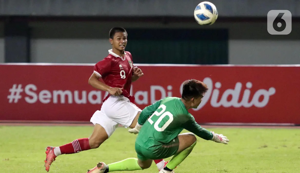 Pemain depan Timnas Indonesia U-19, Hokky Caraka Bintang mengecoh penjaga gawang Brunei Darussalam U-19, Mohd Danish Aiman M pada laga lanjutan grup A Piala AFF U-19 2022 di Stadion Patriot Candrabhaga, Bekasi, Jawa Barat, Senin (4/7/2022). Timnas Indonesia U-19 langsung bermain menyerang dan unggul 7-0. (Liputan6.com/Helmi Fithriansyah)