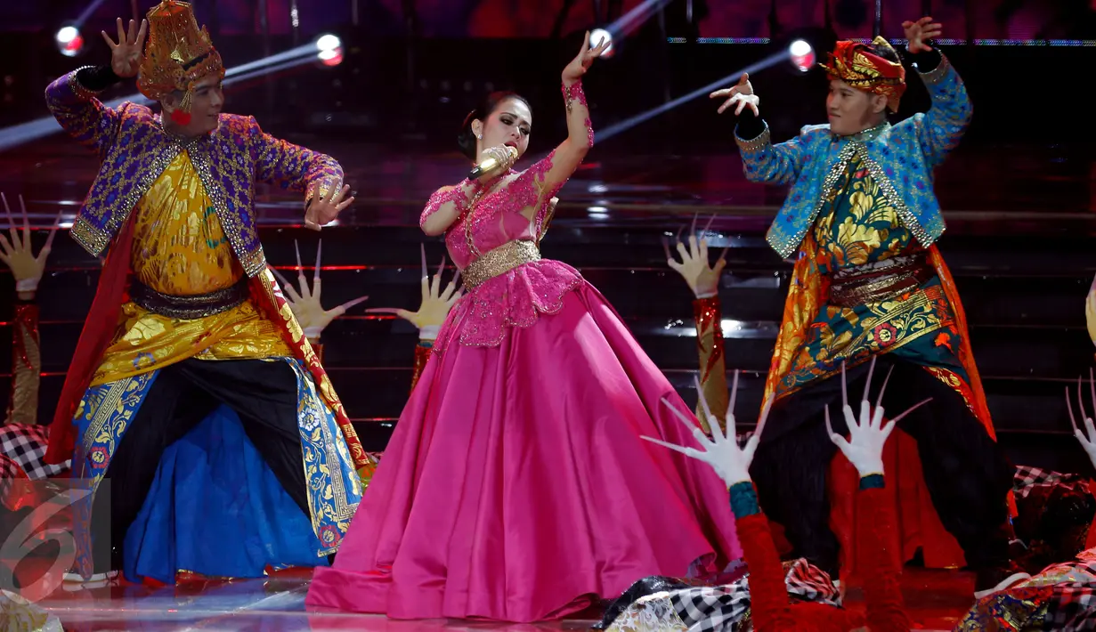 Syahrini saat  tampil di Konser Raya 21 Tahun Indosiar, Istora Senayan, Jakarta (11/1/2016). Syahrini tampil cantik dengan kebaya warna merah muda. (Liputan6.com/Gempur M Surya)