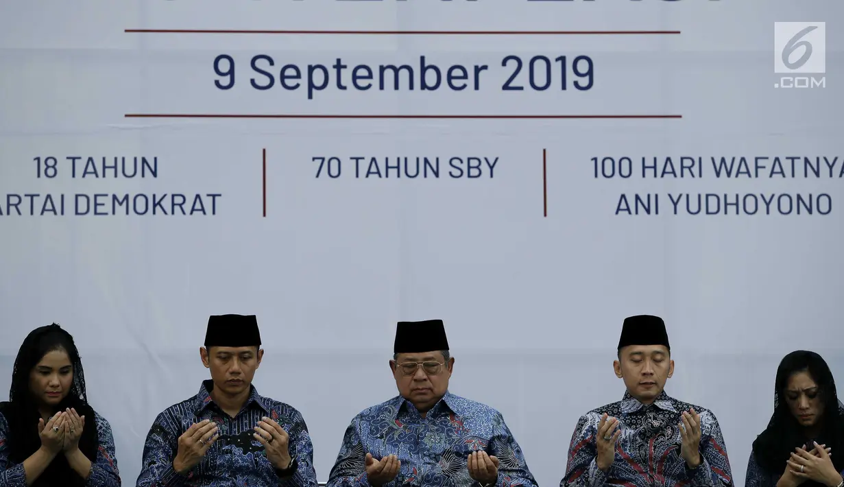 Ketum Partai Demokrat Susilo Bambang Yudhoyono didampingi Agus Harimurti dan Edhy Baskoro menggelar doa bersama di Puri Cikeas, Bogor, Senin (9/9/2019). Demokrat menggelar malam kontemplasi memperingati HUT ke-18 partai, hari lahir SBY dan 100 hari wafatnya Ani Yudhoyono (Liputan6.com/Faizal Fanani)