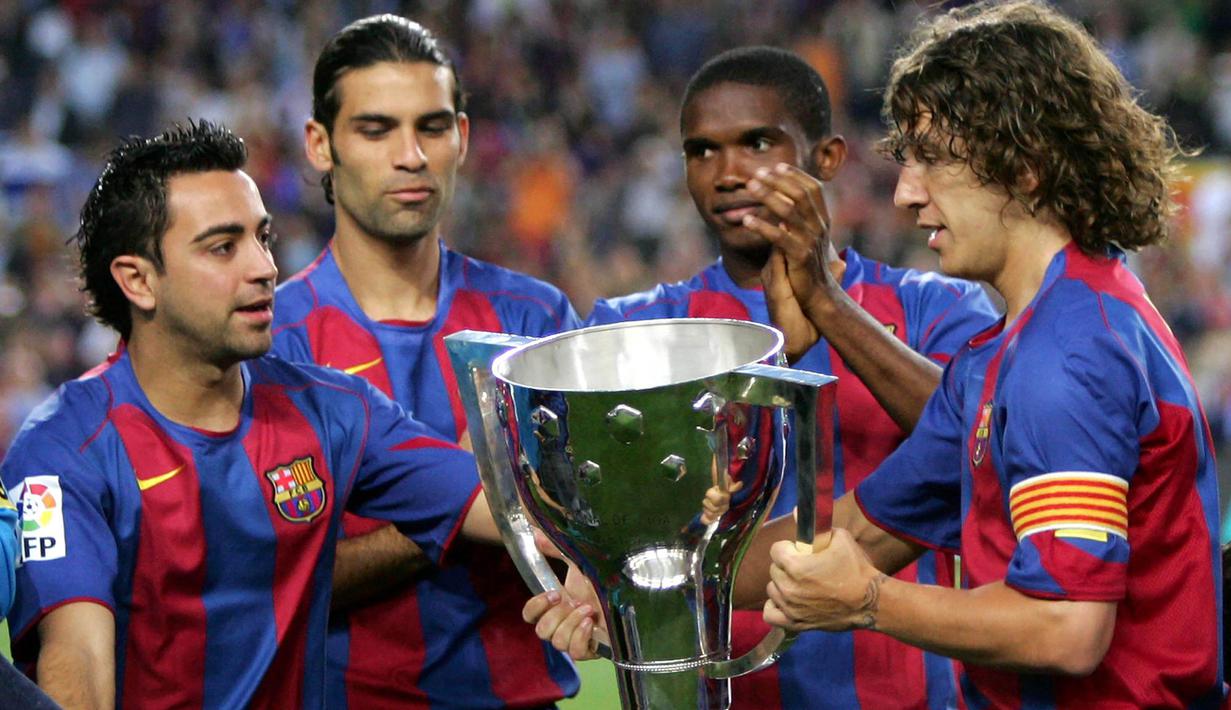 Bek Barcelona, Rafael Marquez, bersama rekannya mengangkat trofi La Liga Spanyol di Camp Nou, Minggu (22/5/2005). Eks bintang Barcelona ini mendapat sanksi dari Departemen Keuangan AS karena kasus narkoba. (AFP/Lluis Gene)