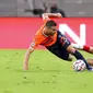 Pemain RB Leipzig, Kevin Kampl, berebut bola dengan pemain Basaksehir, Deniz Turuc, pada laga Liga Champions di Stadion RB Arena, Rabu (21/10/2020). RB Leipzig menang dengan skor 2-0. (Jan Woitas/dpa via AP)