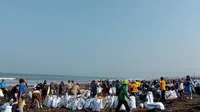 Ratusan orang turut hadir dalam aksi bersih-bersih pantai Cibutun Loji Kabupaten Sukabumi oleh Pandawara Group (Liputan6.com/Istimewa)