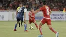 Gelandang Persija Jakarta, Riko Simanjuntak, berusaha melewati gelandang Arema FC, Ahmet Atayev, pada laga Liga 1 di SUGBK, Jakarta, Sabtu (31/3/2018). Persija menang 3-1 atas Arema FC. (Bola.com/M Iqbal Ichsan)