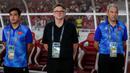 <p>Pelatih Timnas Vietnam, Philippe Troussier (tengah) bersama tim ofisial jelang laga Grup F kualifikasi Piala Dunia 2026 Zona Asia menghadapi Indonesia di Stadion Utama Gelora Bung Karno (SUGBK), Senayan, Jakarta, Kamis (21/3/2024). (Bola.com/Bagaskara Lazuardi)</p>