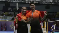 Ganda campuran Indonesia, Praveen Jordan/Melati Daeva Oktavianti meraih medali emas SEA Games 2019 di Multinlupa Sport Complex, Senin (9/12/2019). (Bola.com/Muhammad Iqbal Ichsan)