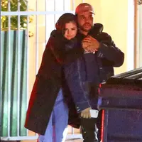 Kemesraan yang dipamerkan di depan umum menunjukan adanya hubungan spesial diantara Selena dan The Weeknd. Bukan seperti sepasang sahabat karib, namun lebih terlihat sebagai kekasih hati. (doc.TMZ.com)