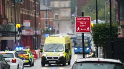 Ambulans terlihat di sebuah jalan di Bolton, Greater Manchester, Inggris (2/9/2020). Pembatasan di Bolton dan Trafford semula akan dilonggarkan semalam setelah sebelumnya mencatatkan penurunan kasus pada Agustus. (Xinhua/Jon Super)