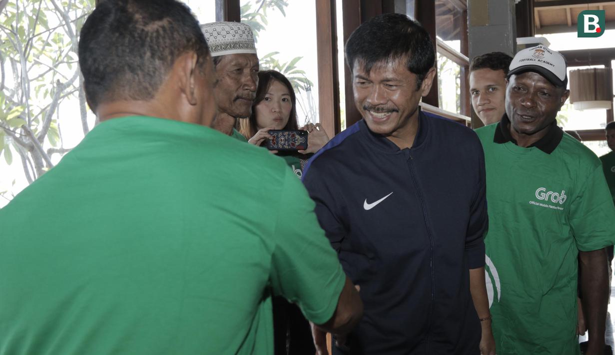 Pelatih Timnas Indonesia U-19, Indra Sjafri, bersalaman dengan legenda tinju Indonesia, Nico Thomas, di Yogyakarta, Rabu (18/7/2018). Momen spesial tersebut terjadi jelang rangkaian acara pawai obor Asian Games 2018. (Bola.com/M Iqbal Ichsan)