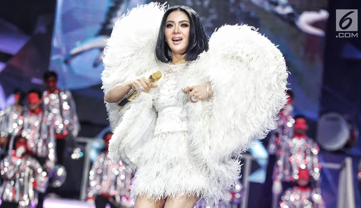 Aksi panggung penyanyi Syahrini tampil dalam malam puncak Hut SCTV ke-28 di ICE BSD, Tangerang, Jumat (24/8). Syahrini tampil cantik dengan gaun putih dengan membawakan lagu berjudul "Gubrak gubrak gubrak jeng jeng jeng". (Liputan6.com/Faizal Fanani)