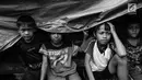 Empat anak Suku Baduy Luar duduk di dalam tenda di lokasi bekas kebakaran Kampung Cisaban II, Desa Kanekes, Banten, Kamis (01/6). Kebakaran pada pekan lalu yang menghanguskan 83 rumah Suku Baduy Luar. (Liputan6.com/Fery Pradolo)