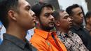 Pesinetron Rio Reifan diapit petugas Direktorat Reserse Narkoba Polda Metro Jaya saat rilis, Jakarta, Jumat (16/8/2019). Rio Reifan kembali ditahan polisi terkait kasus narkoba untuk kali ketiga. (Liputan6.com/Helmi Fithriansyah)