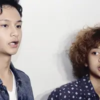 Randy Martin dan Bastian Bintang saat diwawancara oleh salah satu stasiun TV. (via Instagram.com)