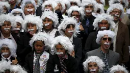 Ratusan orang berpakaian seperti Albert Einstein berkumpul untuk mencetak rekor dunia Guinness di Los Angeles, California, 27 Juni 2015. Acara ini diadakan guna mengumpulkan dana bagi pendidikan anak-anak tunawisma. (REUTERS/Lucy Nicholson)