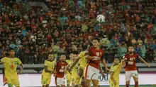 Pemain&nbsp;Bali United, Rizky Pellu, melakukan sundulan ke gawang Kedah Darul Aman FC pada laga perdana Piala AFC 2022 di Stadion Kapten I Wayan Dipta, Jumat (24/6/2022) malam WIB. (Bola.com/Maheswara Putra)