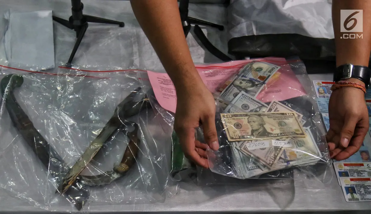 Barang bukti uang dalam kasus kerusuhan Aksi 22 Mei ditunjukkan saat rilis di Polda Metro Jaya, Jakarta (22/5/2019). Polda Metro Jaya mengamankan 257 orang terkait kerusuhan pada Aksi 22 Mei. (Liputan6.com/JohanTallo)