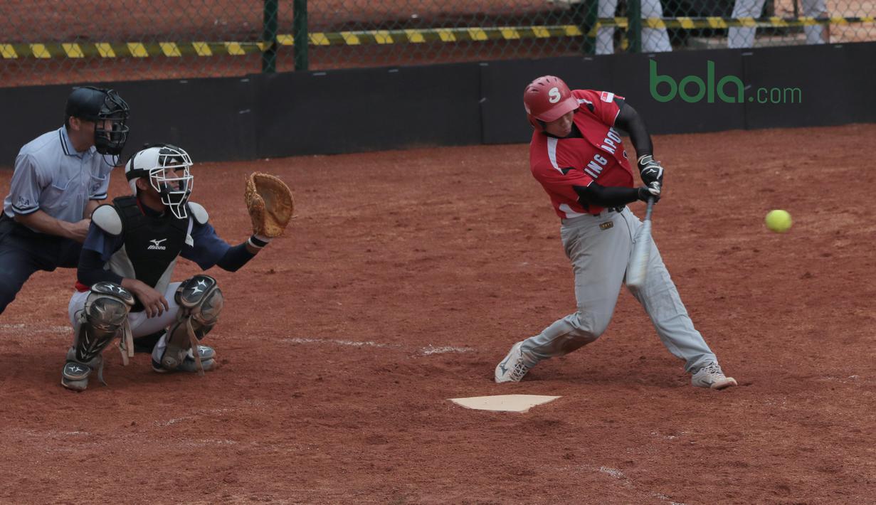 Pemain Singapura, Joshua mencoba melepaskan pukulan saat melawan Taiwan pada laga Asian Softball Championship di Senayan, Jakarta,Selasa (24/4/2018). Singapura menang 12-4. (Bola.com/Nick Hanoatubun)