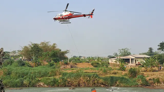 Badan Nasional Penanggulangan Bencana (BNPB), masih menerjunkan Helikopter Water Bombing, untuk membantu pemadaman dari udara, Selasa (24/10/2023).