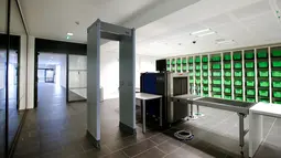 Mesin X-Ray untuk memeriksa pengunjung beserta barang bawaannya terlihat di pengadilan yang baru dibangun di Munich, Senin (5/9). Pembangunan pengadilan ini menghabiskan dana hingga 17 juta Euro, atau senilai Rp 248 miliar. (REUTERS/Michaela Rehle)
